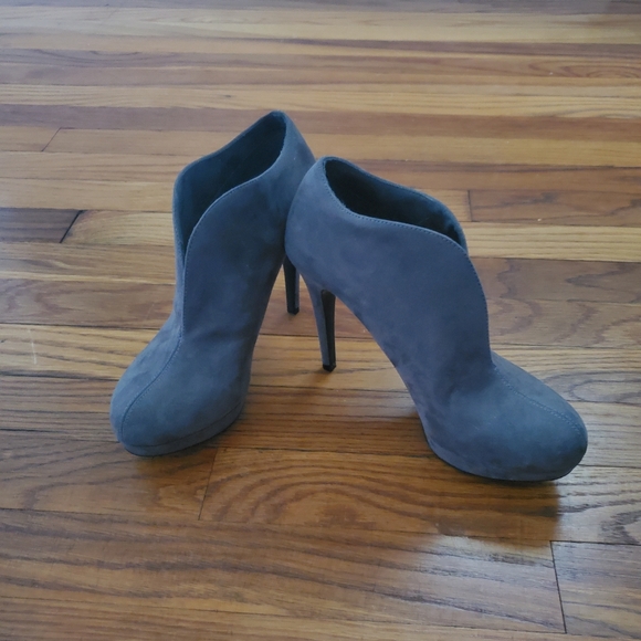 Audrey Brooke Shoes - Audrey Brooke gray stiletto heel booties V cut 7
